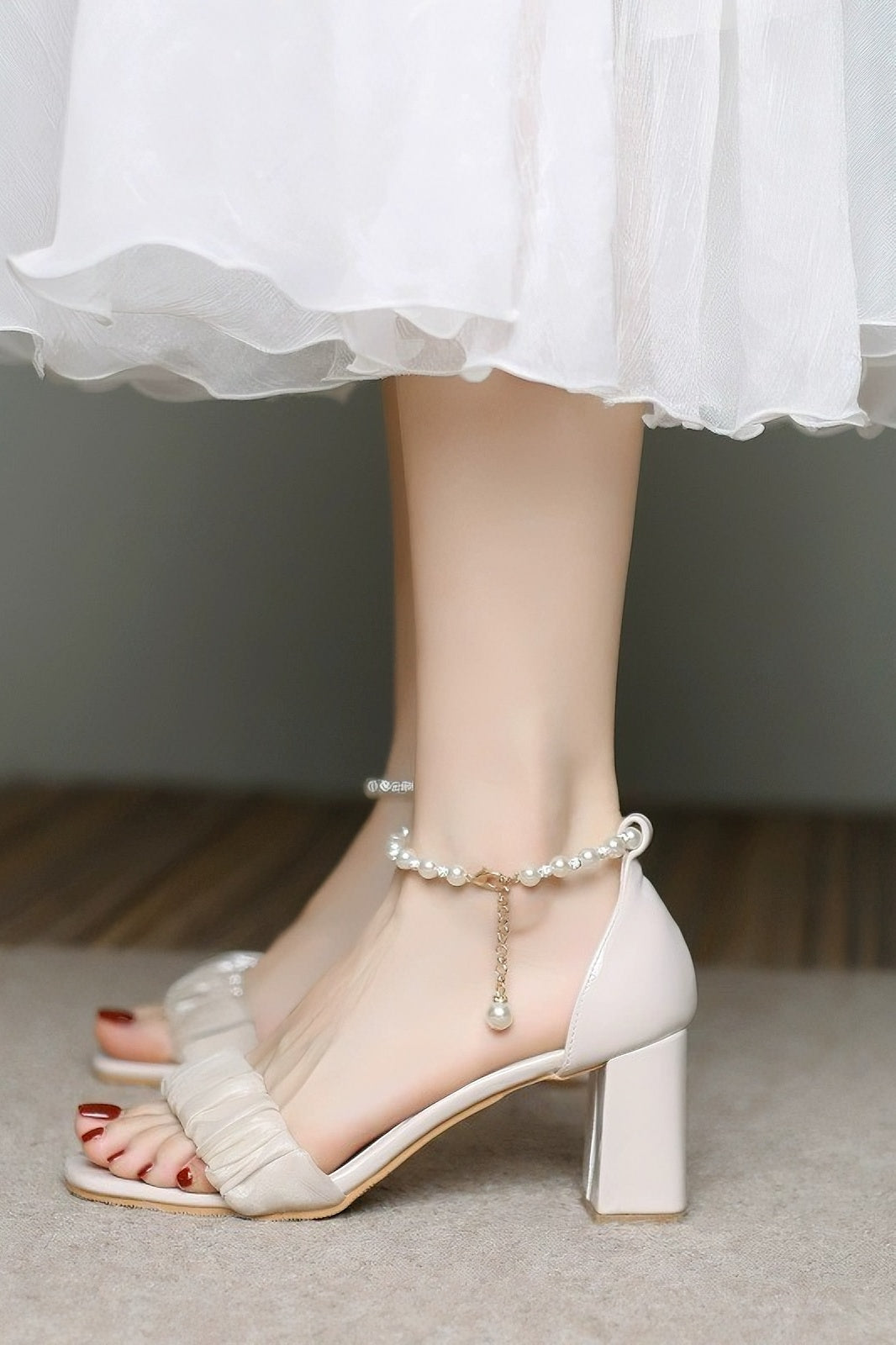White pearl chain niche high heel sandals