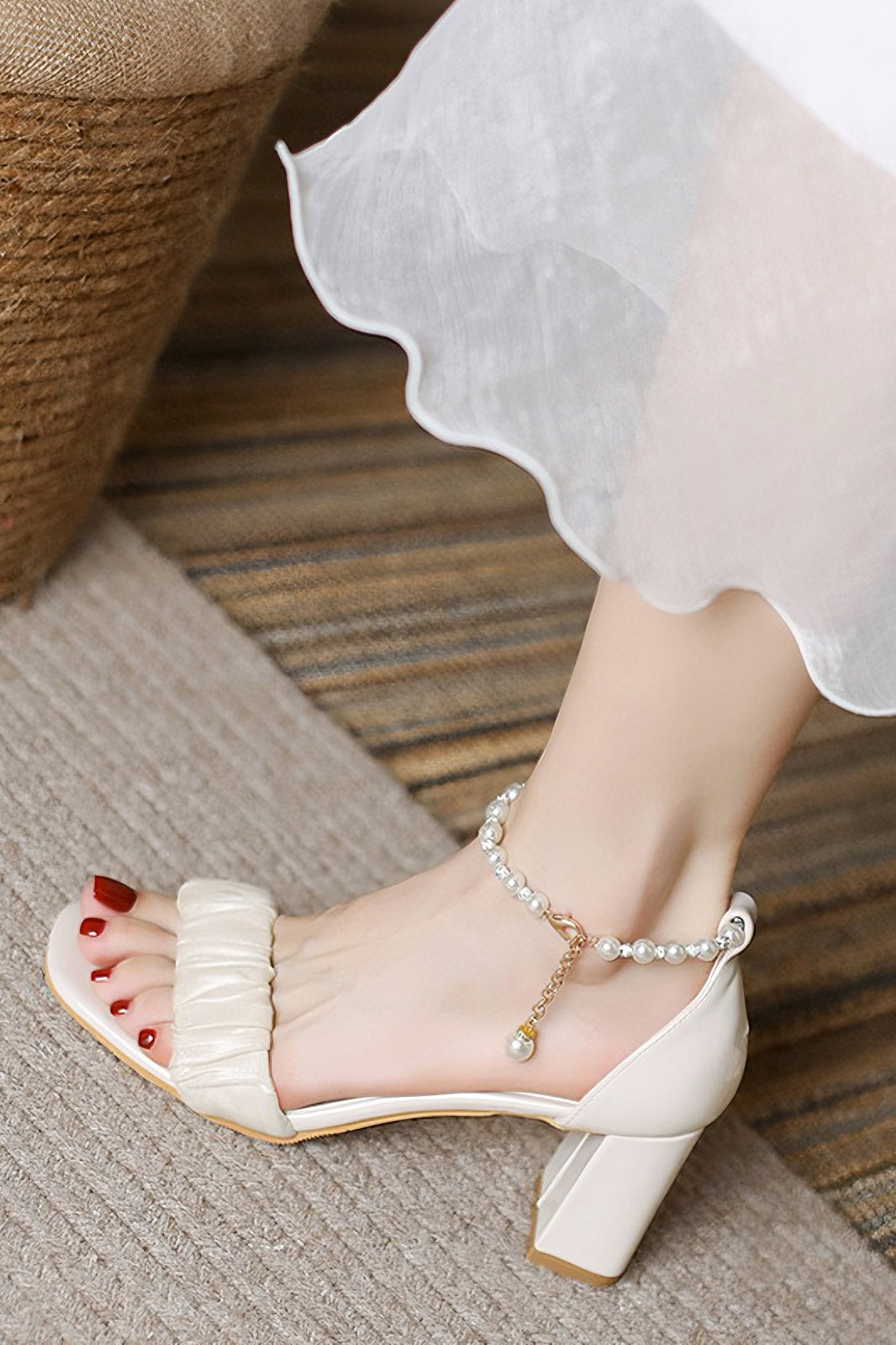 White pearl chain niche high heel sandals