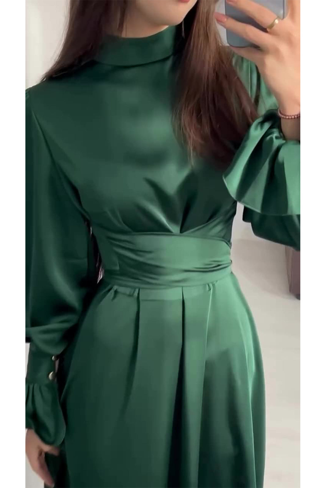 Green dress with long sleeves and puff sleeves
